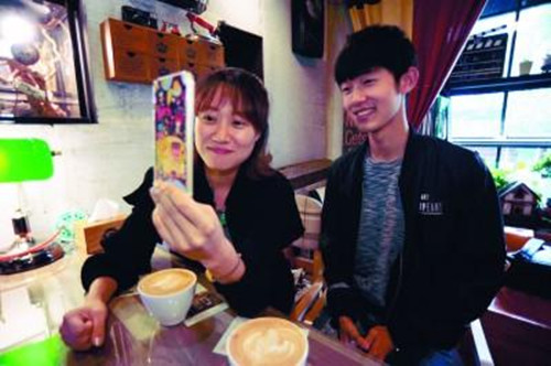 <b>95后学生高考后玩直播成网红 俩月赚15万</b>