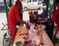 宁波大叔卖油条月入两万 去年买房昨天又买两辆SUV