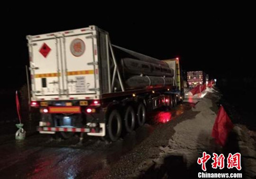 新疆:大雪致国道315道路封闭滞留1500人 公路人员出动解困