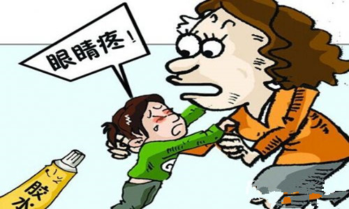 3岁男孩将502胶水滴进眼睛 请看好你的孩子！