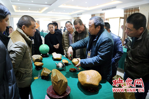 <b>河南桐柏：“石头”玩出致富路</b>