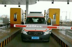 四川乐山：救护车因12元高速过路费被拦下 停车理论24分钟