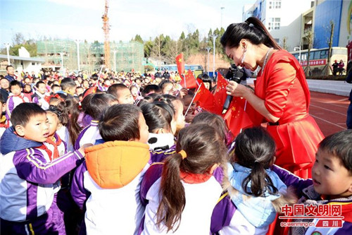 四川“文化列车”：致敬台前幕后的文化坚持者