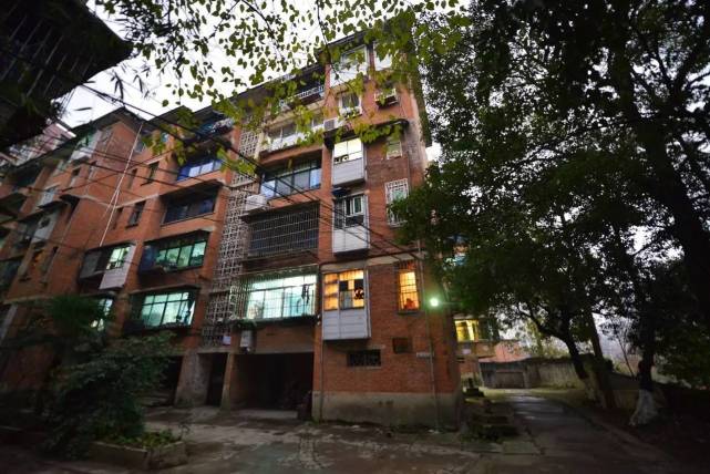 贵州银行行长灭门案：作案枪弹抛进水库 警方花800万找回