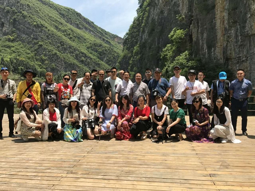 <b>四川：西南新媒体“换个角度看古蔺”大型活动走进青龙洞</b>