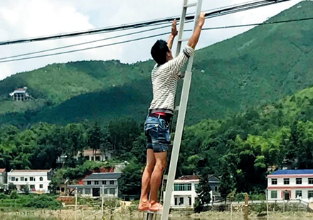 湖南宁乡抢修队员连日奋战各受灾乡镇 助当地居民恢复通信
