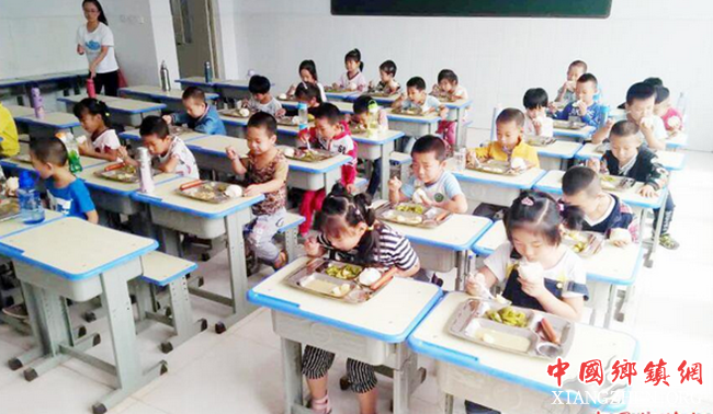 <b>山东：陵城 农村学生吃上标准套餐</b>