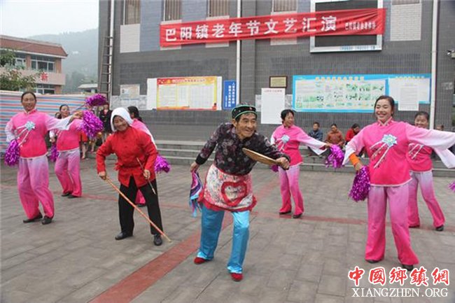 <b>重庆：云阳巴阳镇 举行文艺表演庆重阳</b>