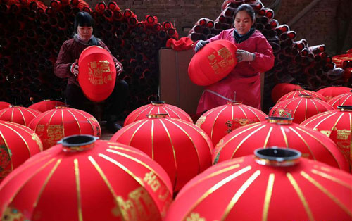 <b>赶制灯笼迎佳节</b>