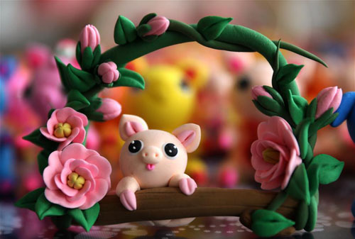 <b>粘土捏塑 “萌猪”迎春</b>