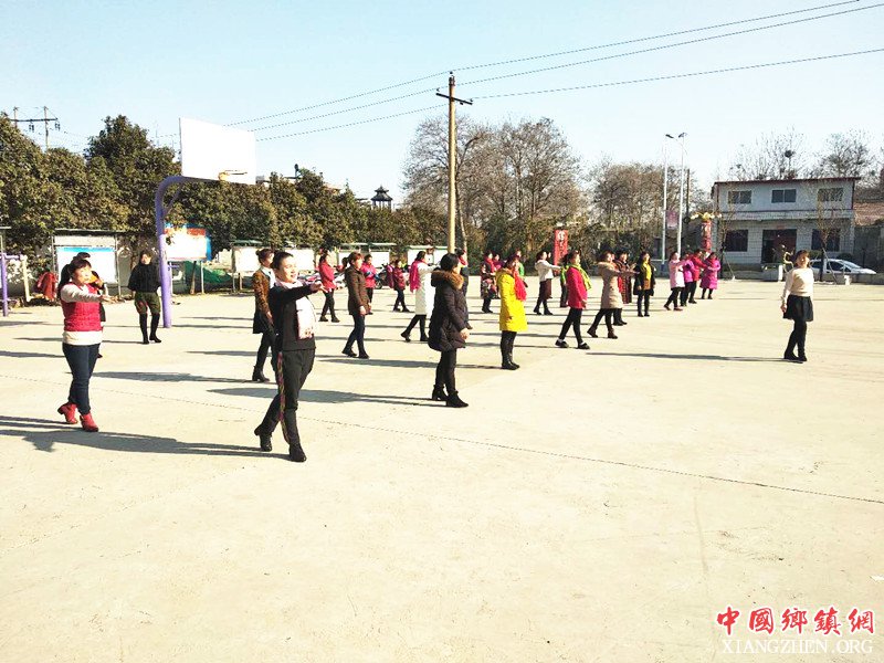 <b>陕西渭南市华州区：华州群艺大课堂广场舞培训在柳枝镇张桥村开班</b>