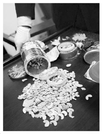 <b>广州海关九天连查五起违规携带象牙制品案</b>