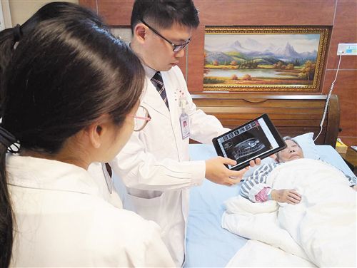 <b>广西首个“智慧病房”启用 医生外出也可用手机看诊</b>