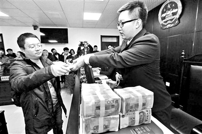 <b>老赖服软 拿80万元现金进法庭发欠薪</b>