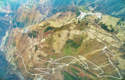 <b>大路朝天 悬崖上建起扶贫路</b>