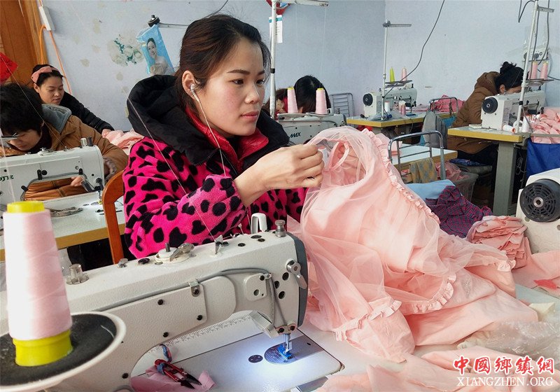 <b>郯城：返乡“小能人”让留守女当上了“上班族”</b>