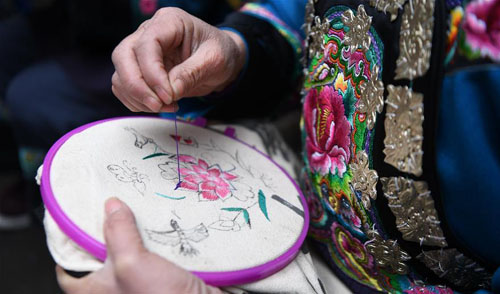 <b>苗族手工艺助脱贫</b>