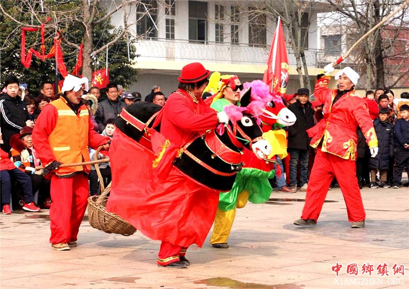 <b>山东郯城：龙腾狮跃鼓士气</b>