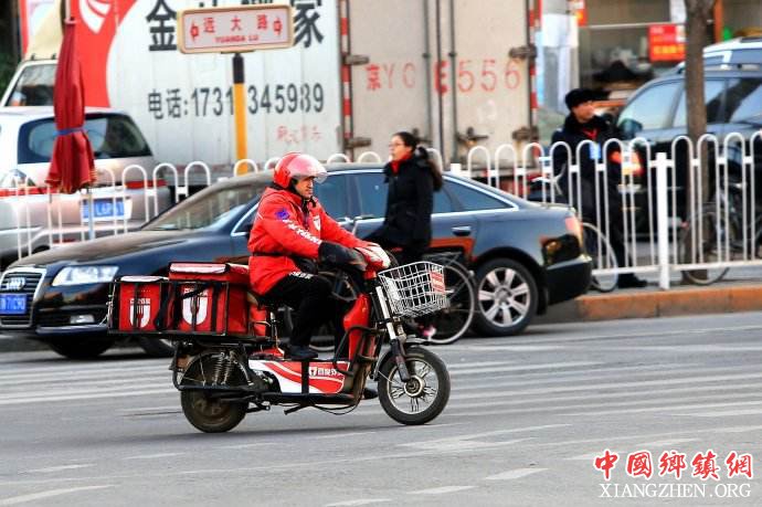 <b>告别工厂去送外卖，服务业扩容的信号</b>