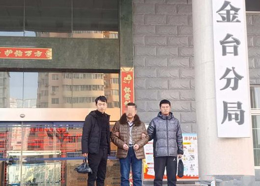 <b>甘肃一潜逃28年逃犯归案：听到警方叫其原名很震惊</b>