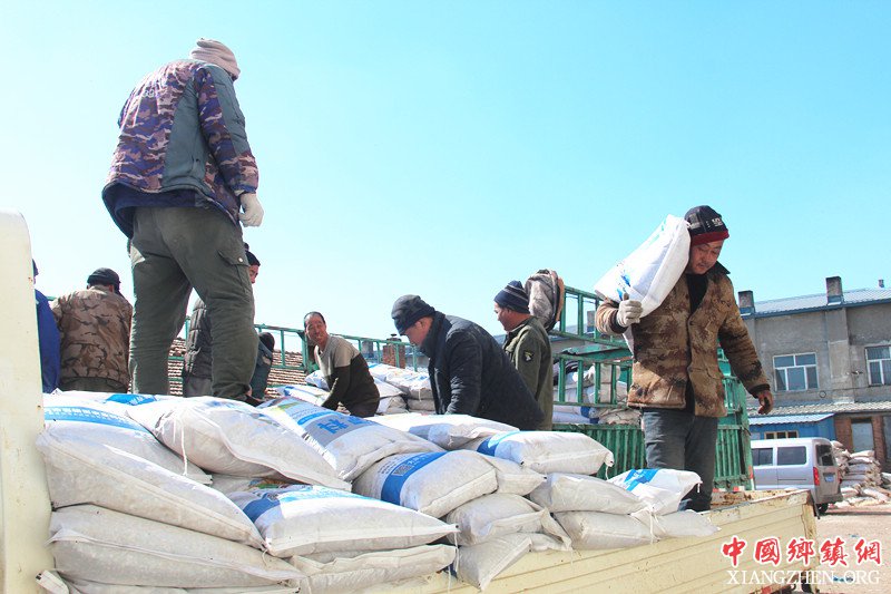 <b>黑龙江依龙镇：紧锣密鼓备春耕 待到升温垄上行</b>