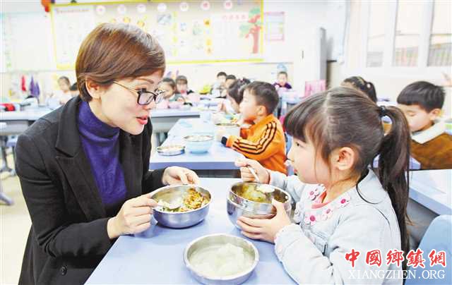 <b>“陪餐制”4月1日起正式实施 师生同餐成学校“标配”</b>