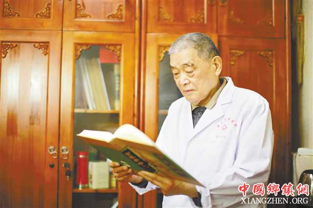 <b>国医大师年逾九旬仍坐诊 研究中医中药不停歇</b>