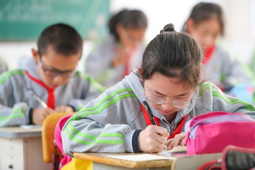 <b>浙江加强儿童近视防控 严控使用APP布置作业</b>