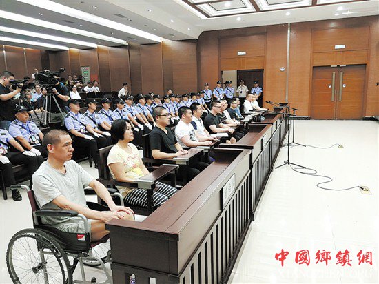 “黑老大”传位给儿子 坐轮椅听判获刑16年半