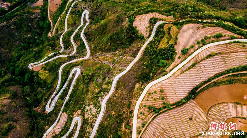 <b>河南卢氏县：“深贫县”打通致富路</b>