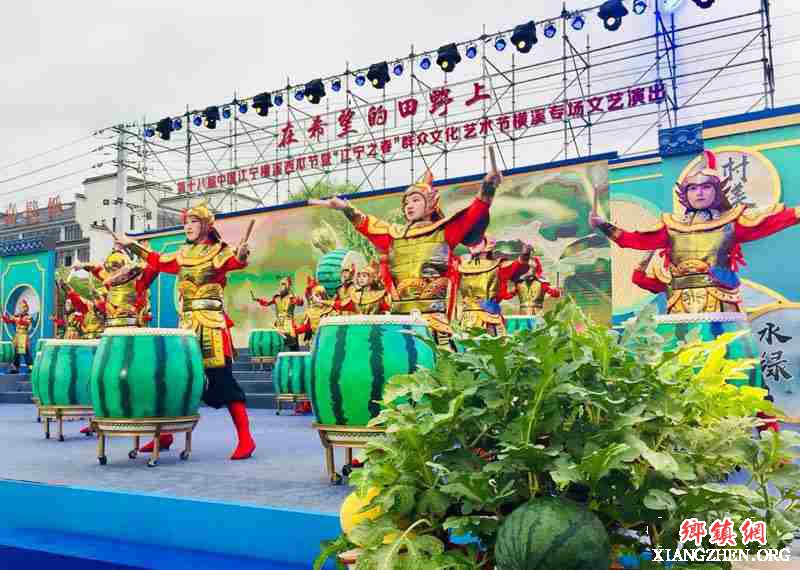 <b>江宁横溪200多群众自编自演庆瓜乡丰收</b>