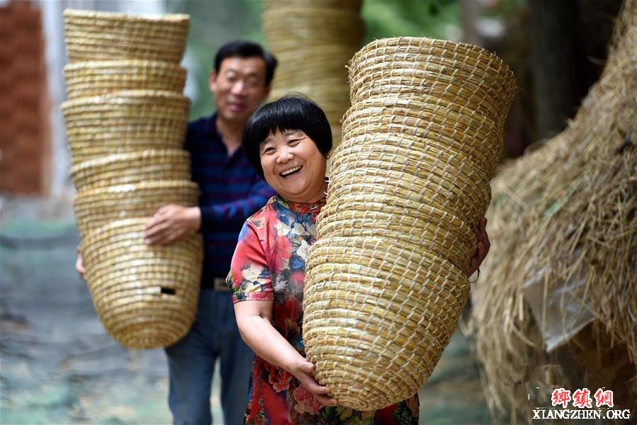 <b>山东郯城：秸秆编出脱贫致富路</b>