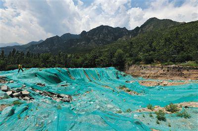 <b>北京延庆非法倾倒现“垃圾大坑” 10人被刑拘</b>