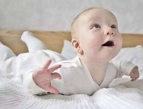 <b>俯趴好处多 宝宝多练习</b>