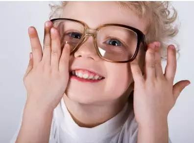 <b>预防孩子近视从零岁开始！</b>