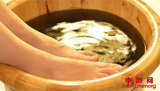 <b>三伏养生：吃丝瓜解暑防燥 热水泡脚祛湿毒</b>