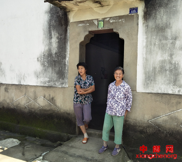 江爱玉：照顾智残多病小姑子45年