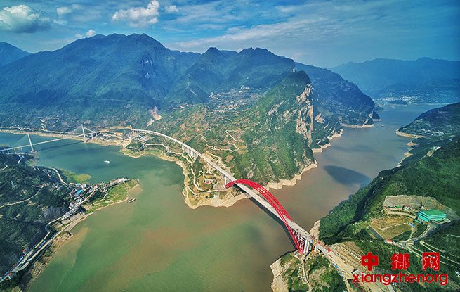 <b>世界最大跨度推力式拱桥全线贯通</b>