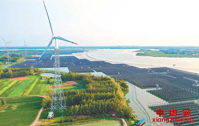 <b>江苏泗洪因地制宜发展光伏产业 水面上架电板</b>