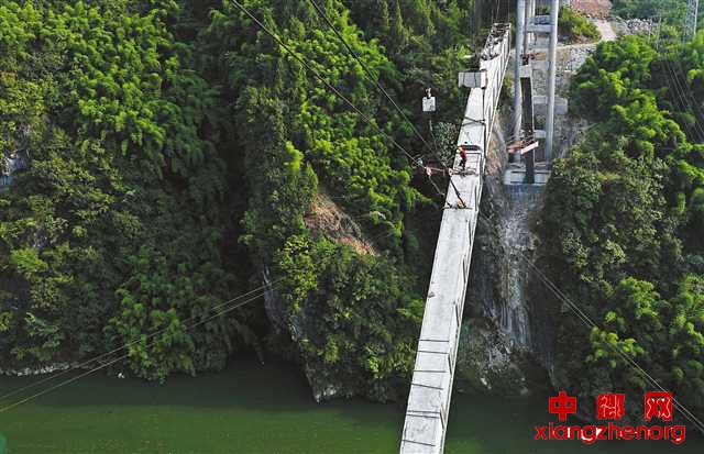 <b>峡谷飞架扶贫桥</b>