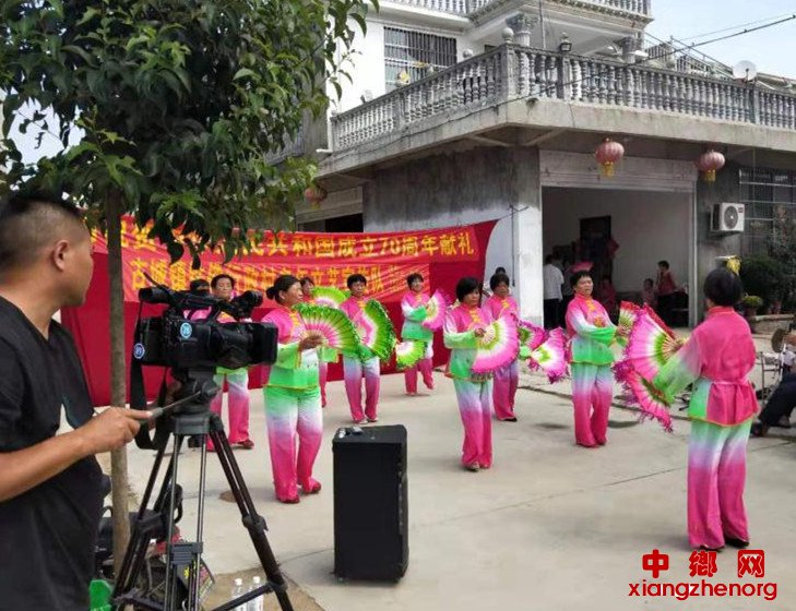 载歌载舞迎大庆