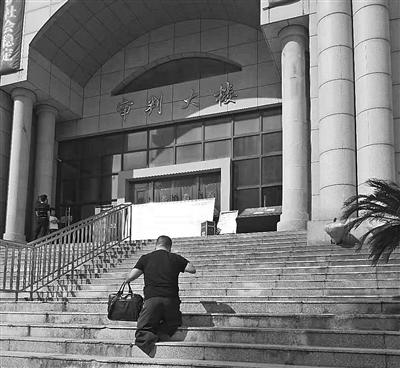 <b>没有脚，只有三根手指 他研究生毕业成了律师</b>