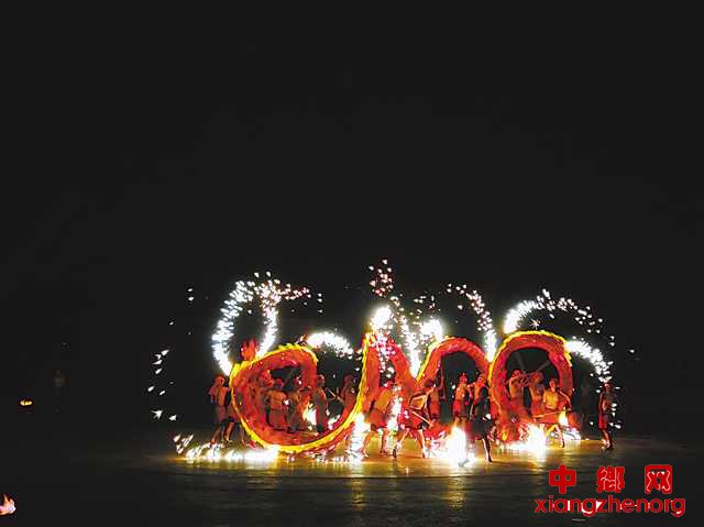 <b>两岸同胞共舞铜梁龙</b>