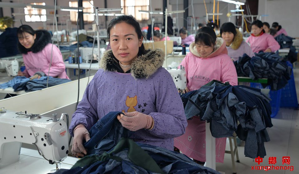 <b>安徽宿州：扶贫工厂出口服饰生产忙</b>