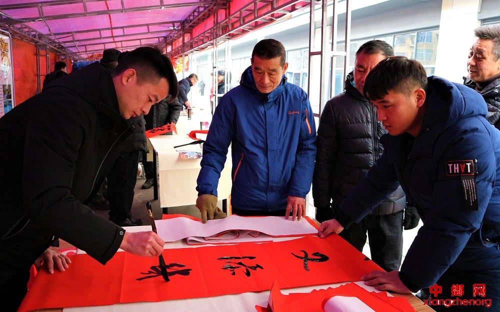 <b>安徽：书法志愿者进社区写春联送祝福</b>