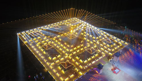 <b>九曲黄河灯阵展新貌</b>