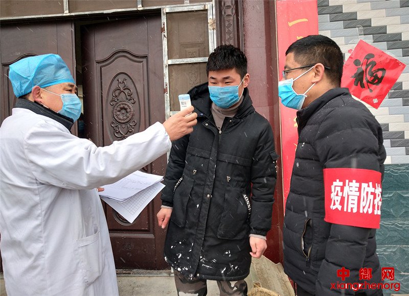 <b>“最美乡医”陈敬鑫自备疫情防控“三件宝”</b>