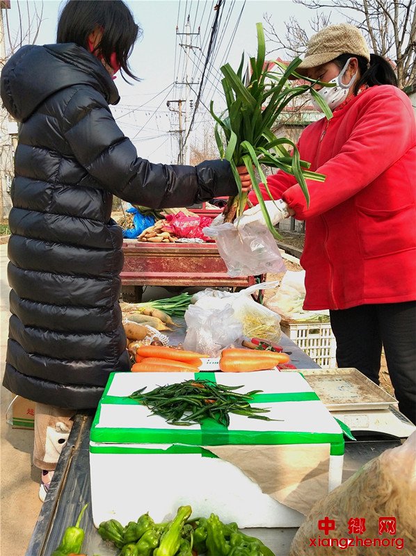 <b>“中国好人”韩勤彩为村民提供“平价蔬菜”</b>