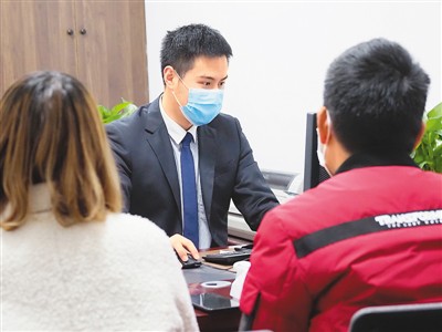 <b>金融为小微企业送上“及时雨”</b>