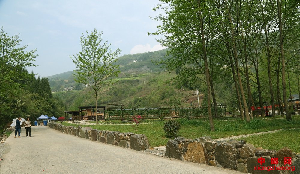 重庆巫山骡坪龙潭溪景点游客络绎不绝